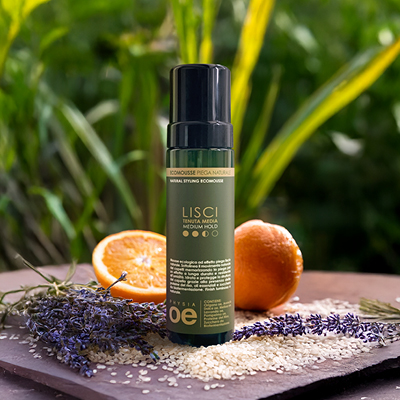 mousse piega liscia con sfondo verde circondato da lavanda e arancia